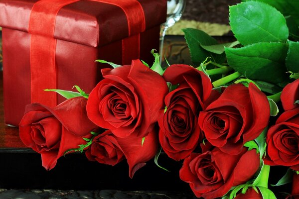 Boîte-cadeau et roses rouges