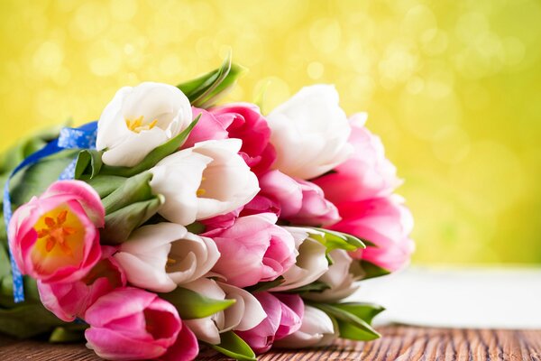 Mazzo di tulipani colorati sul tavolo