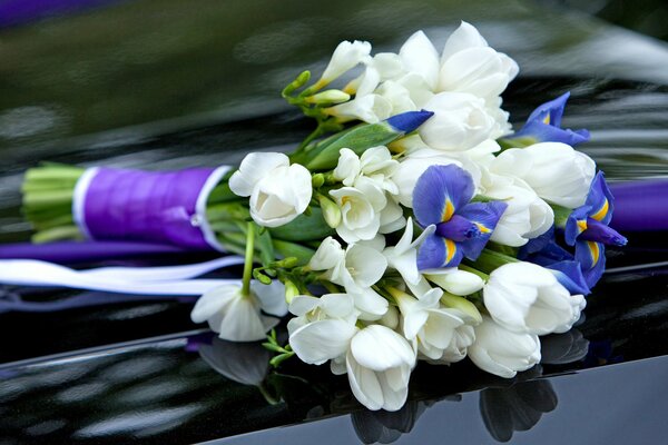 Blaue Iris und weiße Tulpen im Blumenstrauß