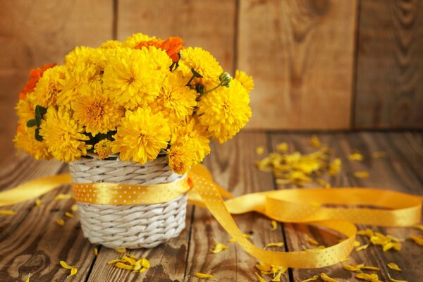 Colore giallo per scrivere una natura morta