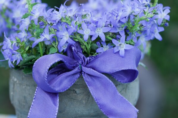 Bouquet de cloches dans un wagon avec un arc