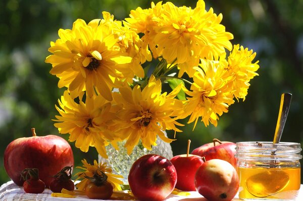 Apfelhonig gerettet und eine Vase mit goldenen Blumen