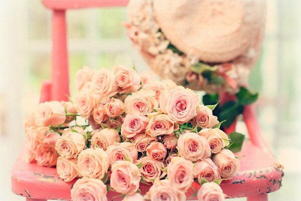 Rose rosa tenue sulla sedia