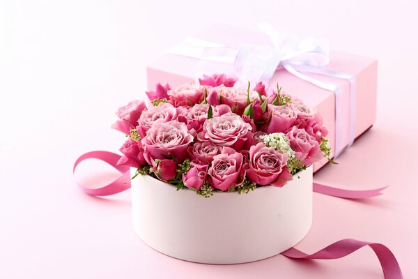 Bouquet romantique de roses roses dans une boîte-cadeau