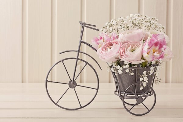 Rosas en un jarrón en forma de bicicleta