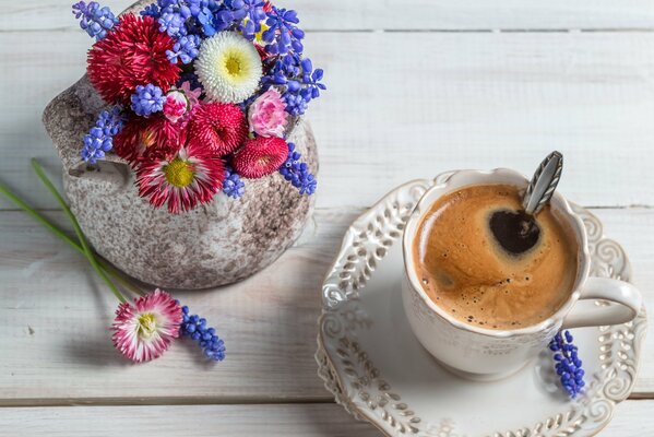 Morgen, eine Tasse Kaffee und Blumen