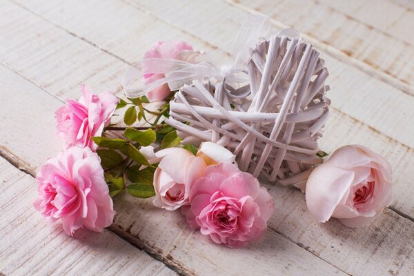 Rosas Rosadas con un corazón sobre un fondo pálido