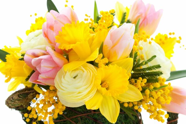 Ein heller und schöner Blumenstrauß aus gelben und rosa Blüten