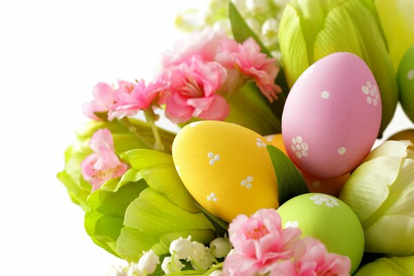 Uova di Pasqua con un mazzo di fiori primaverili