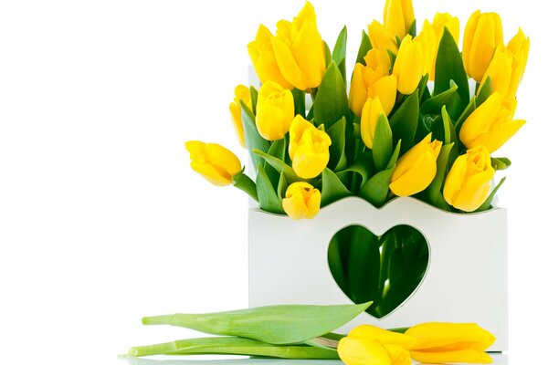 Ein Strauß gelber Tulpen in einer Vase