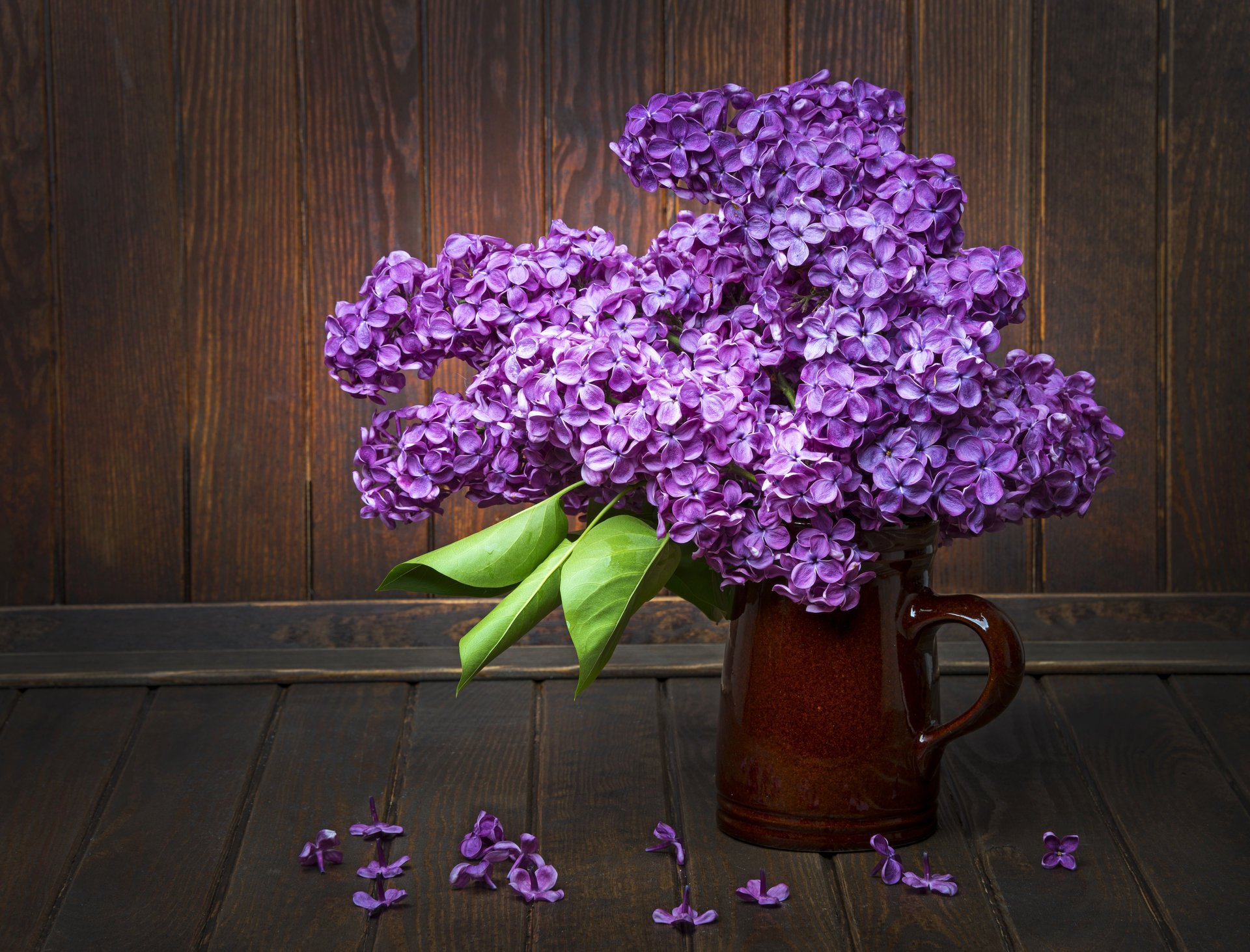 tisch flieder blätter blumenstrauß