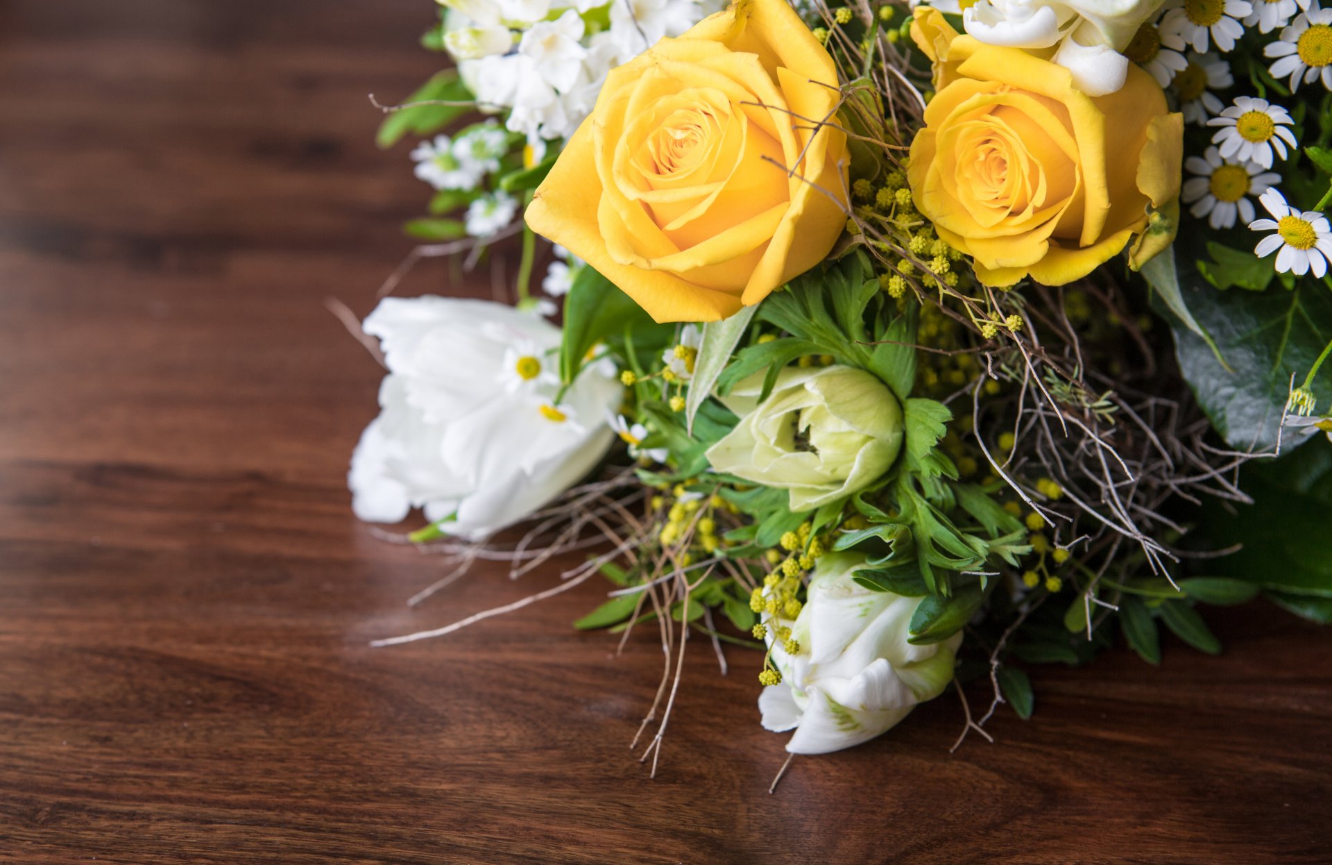 bouquet fleurs tulipes blanc roses jaune marguerites feuilles