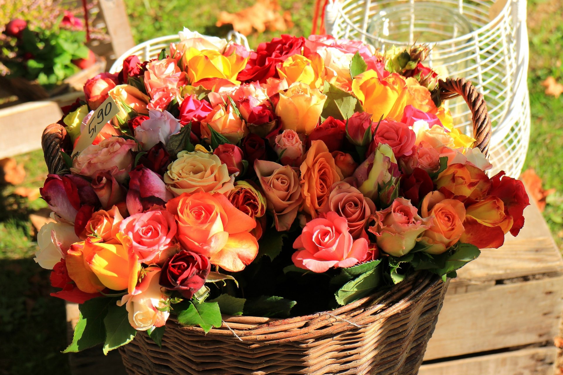 korb blumenstrauß rosen knospen viele