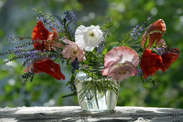 Bei fiori sul frna del paesaggio estivo