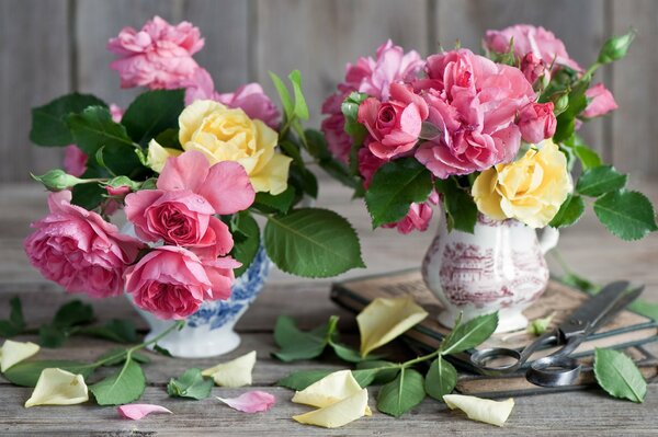 Dos jarrones con flores amarillas y Rosadas