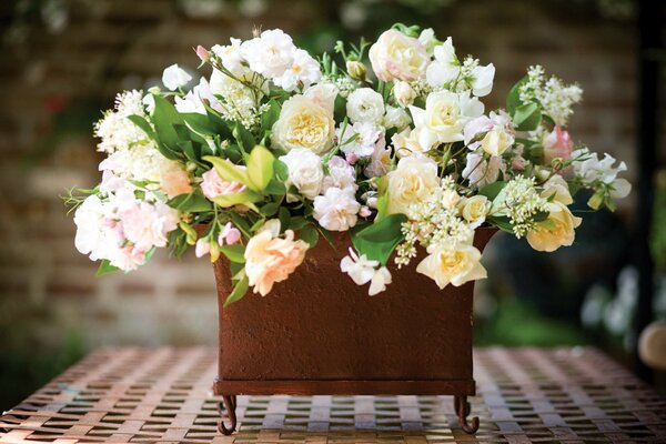 Vase avec des roses blanches sur la table