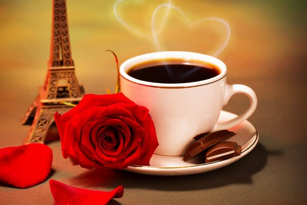 Fondo de la torre Eiffel y café con rosa