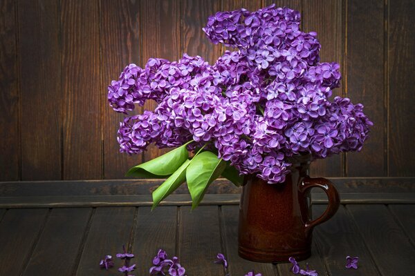 Table with a bouquet of lilacs