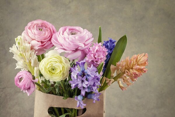 Un ramo de hermosas flores en un paquete