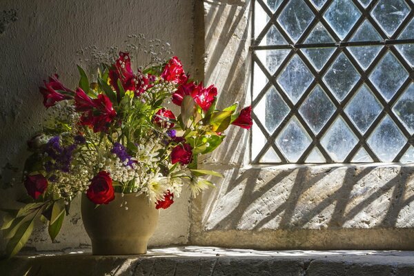 Natura morta di fiori sullo sfondo della finestra