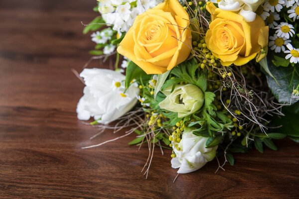 Blumenstrauß aus gelben und weißen Blüten