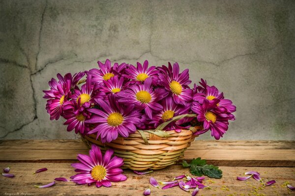 Panier de fleurs sauvages roses