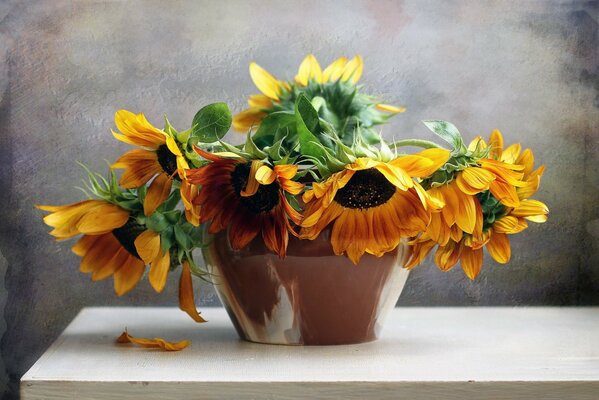 Bouquet de tournesols sur la table