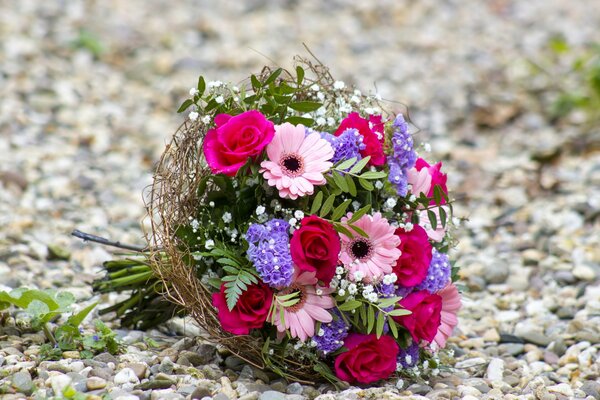 Blumenstrauß aus Gerber und Rosen auf Kieselsteinen