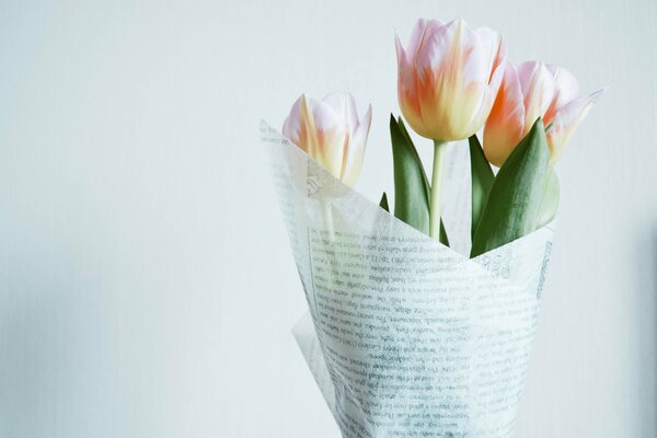 Délicat bouquet de fleurs avec des tulipes