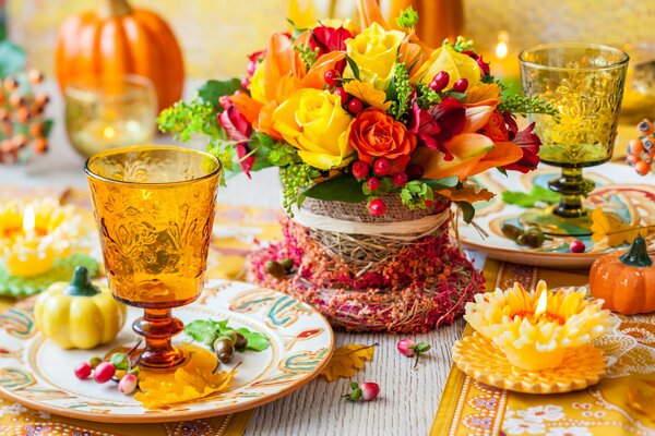 Herbststrauß beim Abendessen