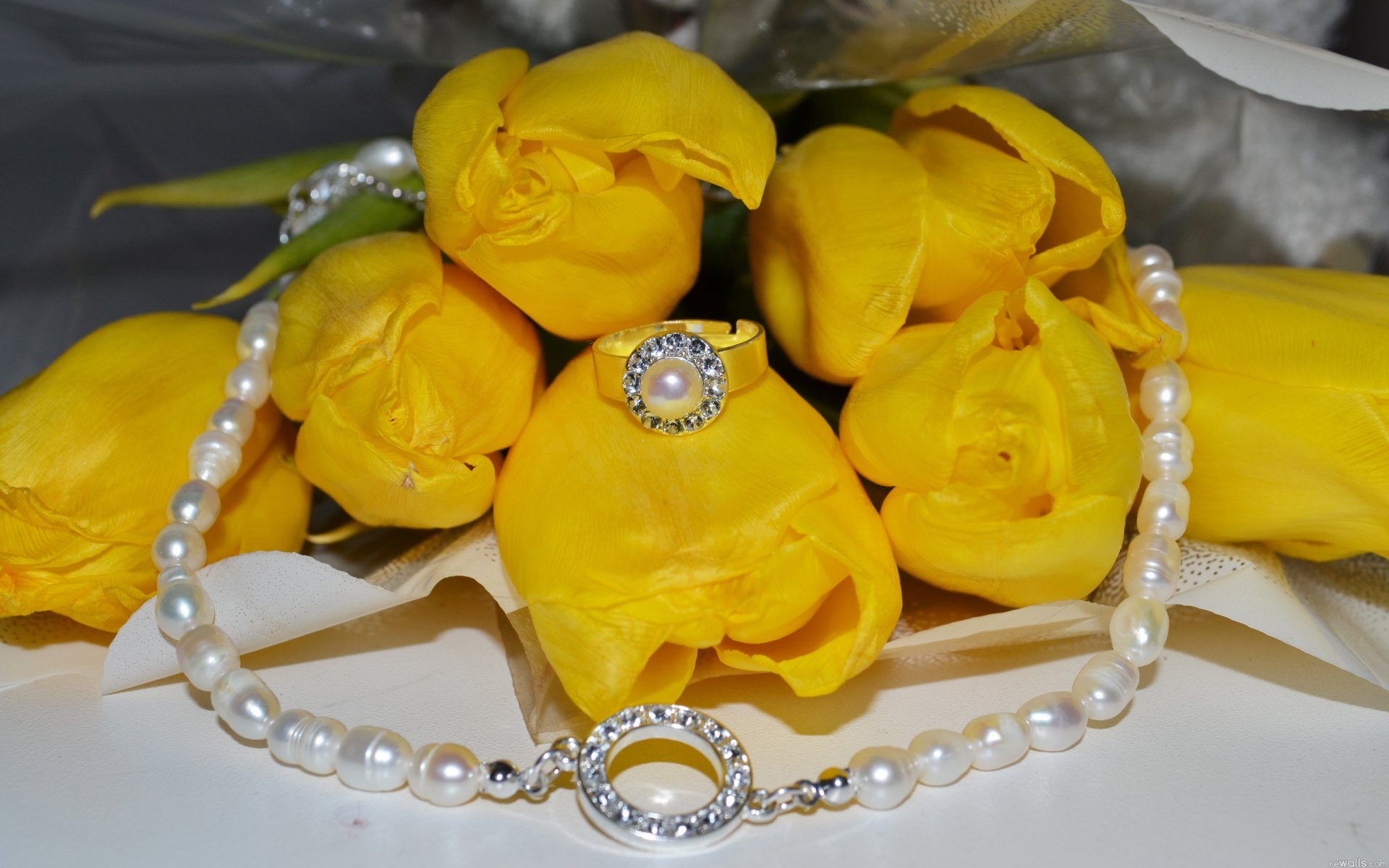 fleurs jaune fleur roses bourgeon tulipes anneau décoration collier