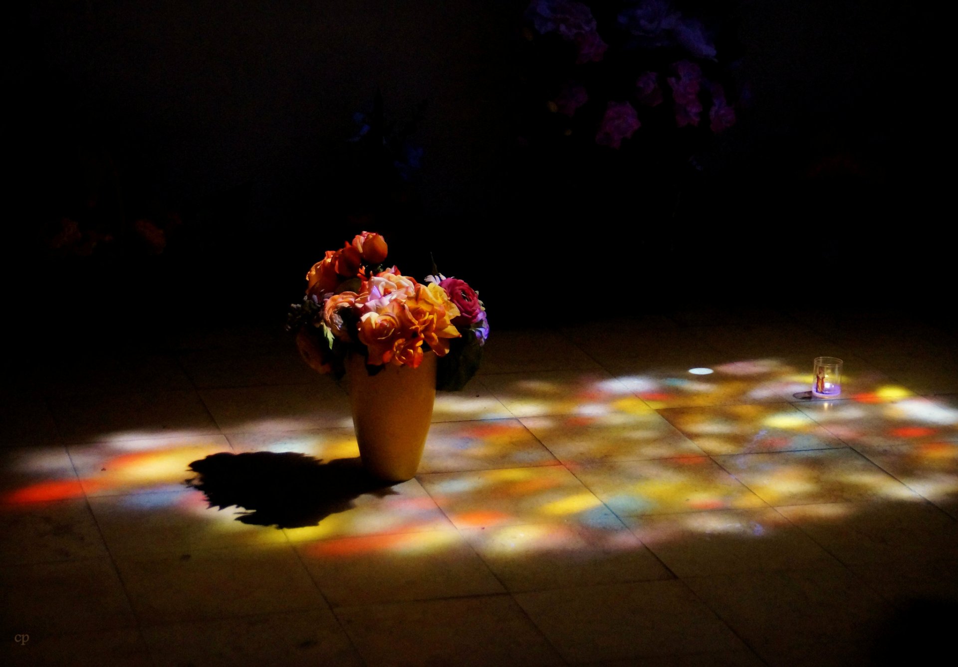 azulejo piso florero flores ramo iluminación