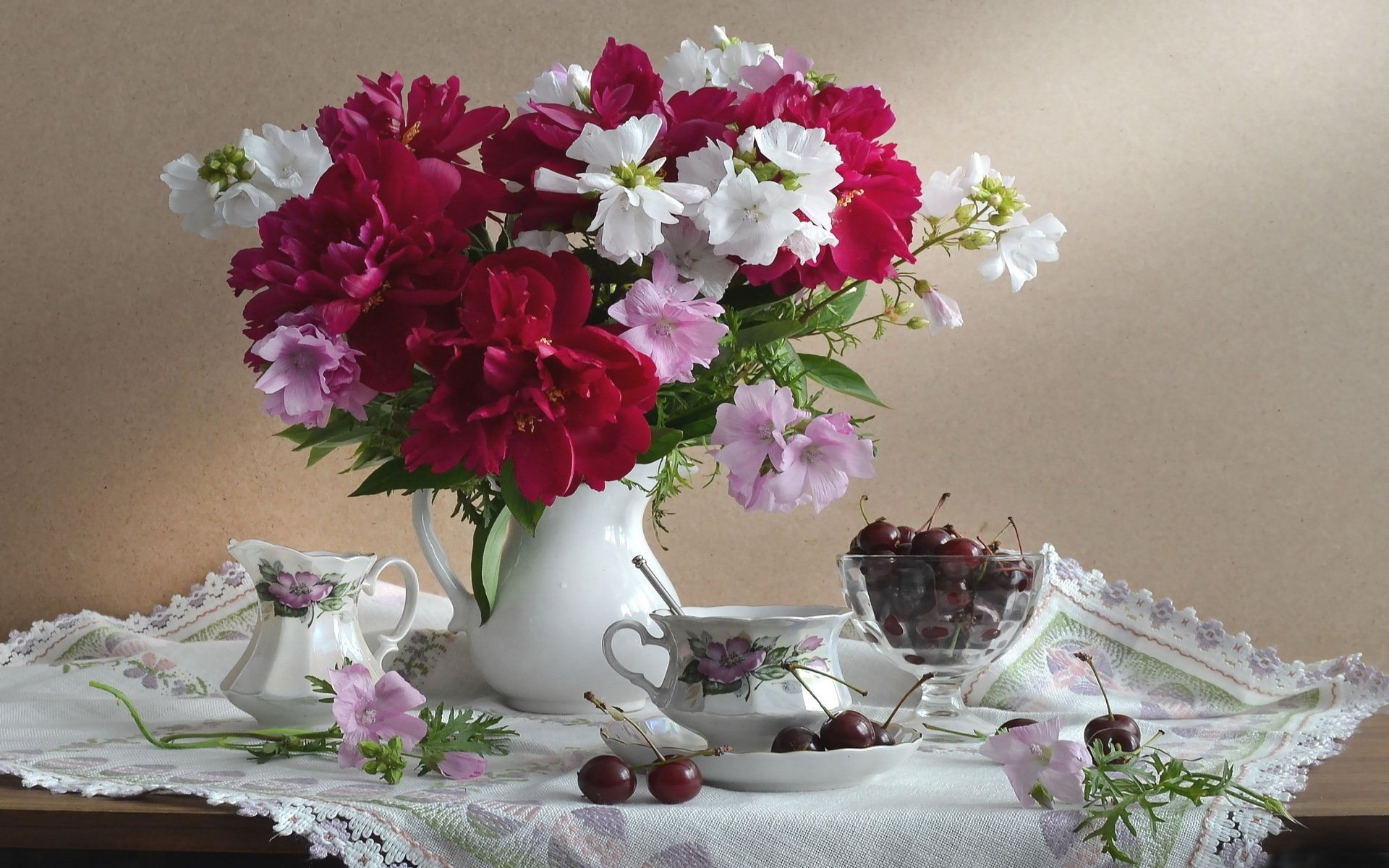 fleurs vase vaisselle cerise