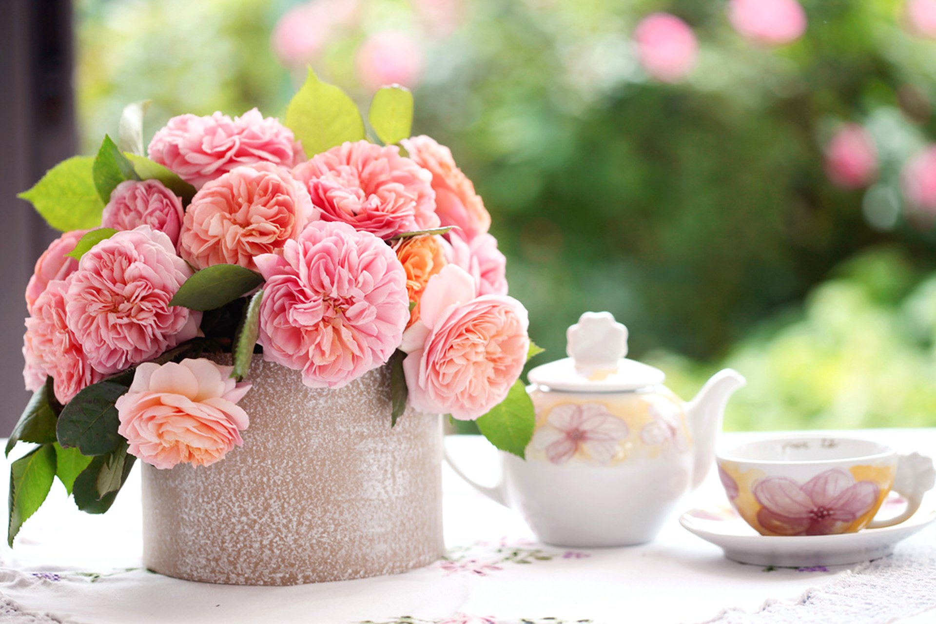 fleurs roses rose pétales feuilles bouquet table nappe tasse soucoupe théière flou