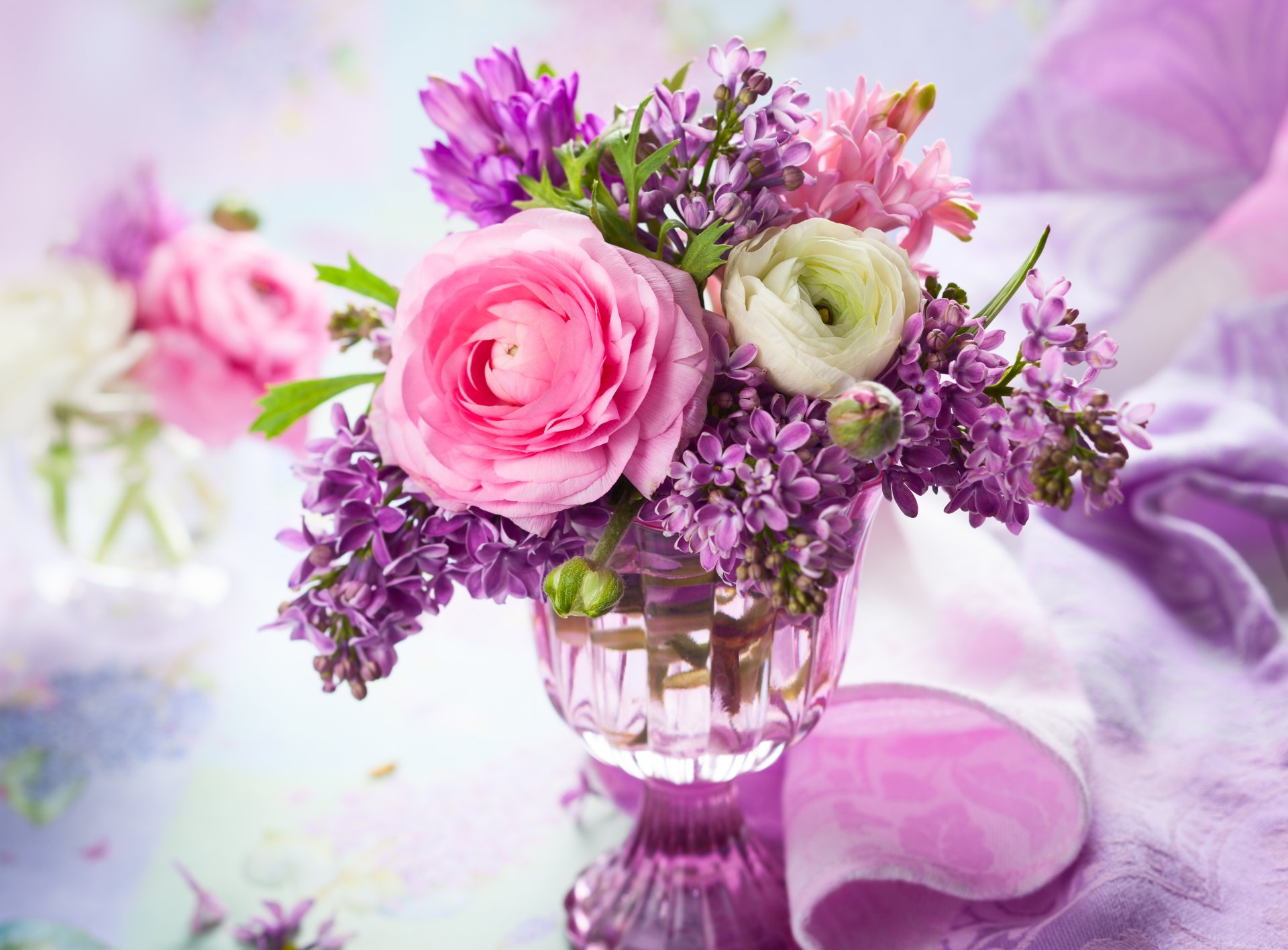 ranunkulyus lilac bouquet vase