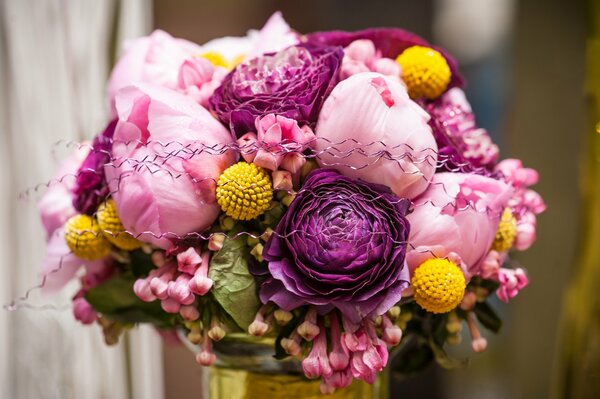 Bouquet de mariage de roses multicolores