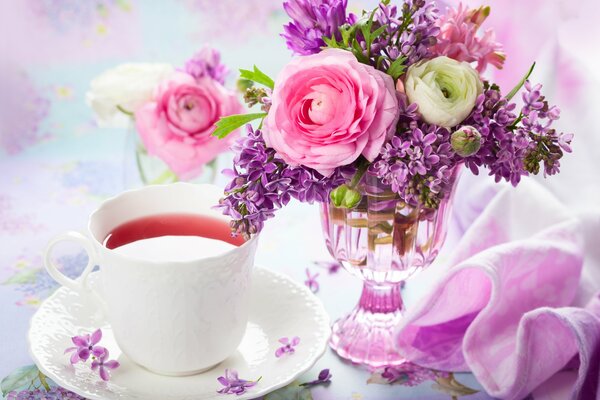 Bouquet de lilas dans un vase et thé