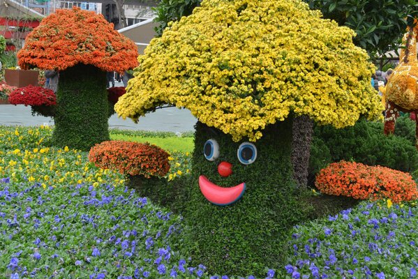 Parterre de fleurs sous la forme d un champignon