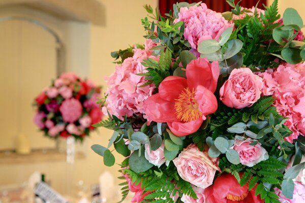 Bouquet rosa di peonie e ortensie