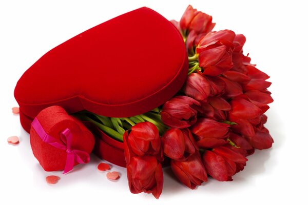 Tulipanes rojos en una Caja en forma de corazón