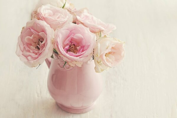 Vase mit schönen rosa Rosen