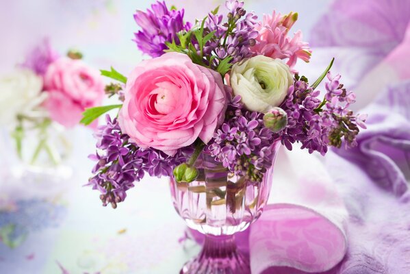 Delicado ramo de Lilas con Ranunculus