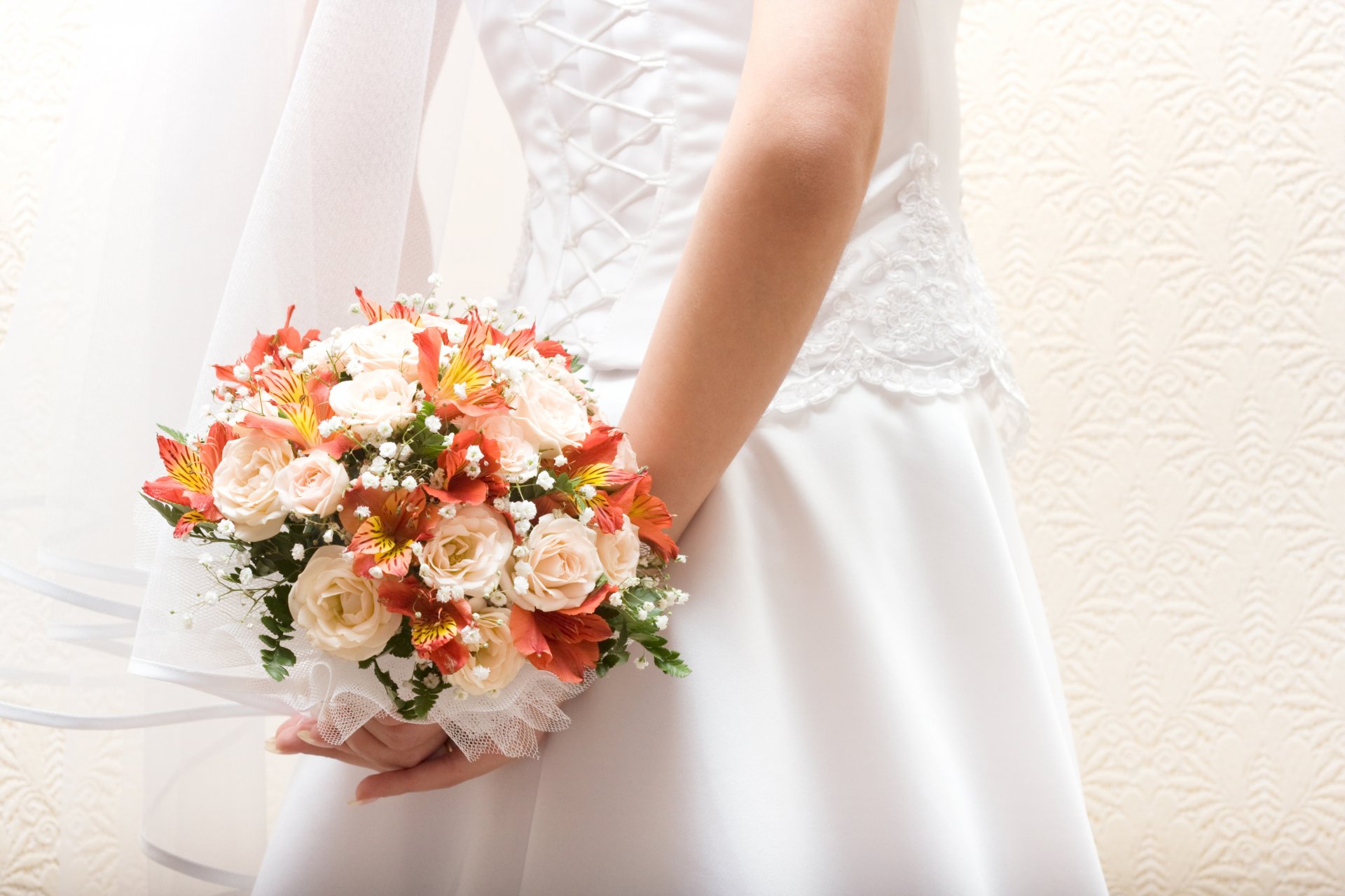 novia vestido velo encaje flores ramo