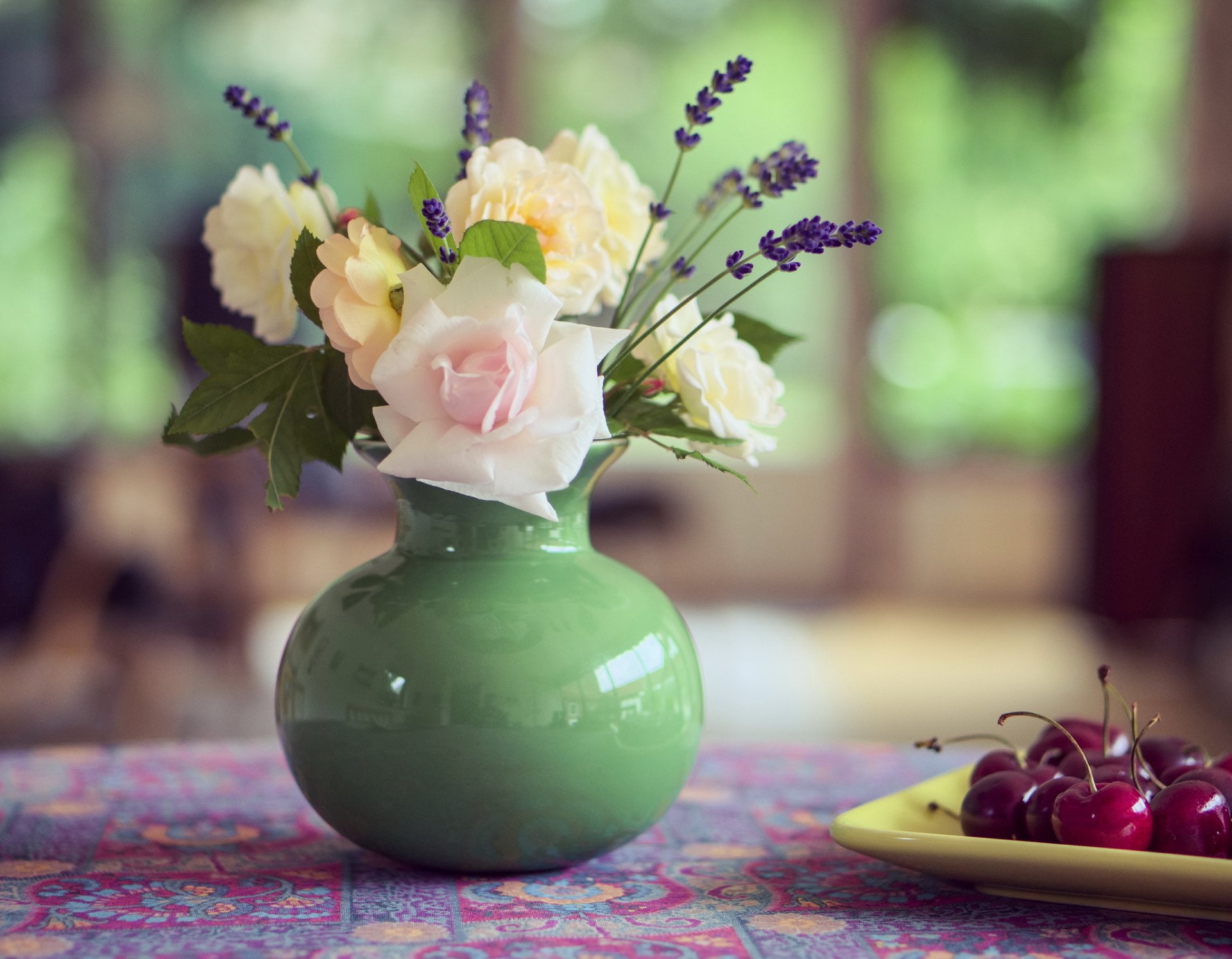 tavolo vaso fiori bouquet ciliegia natura morta estate