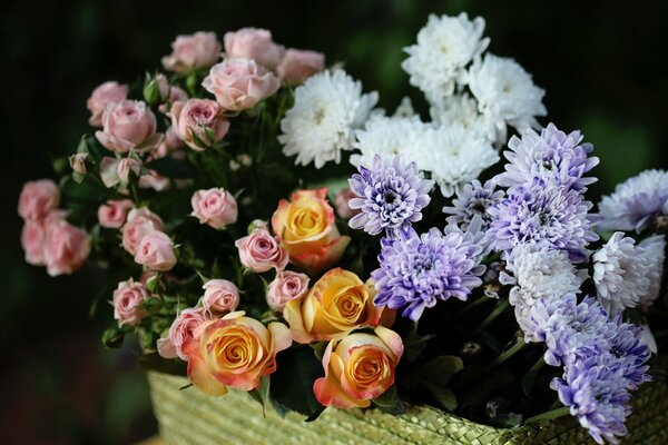 Bouquet de roses et de chrysanthèmes roses et jaunes