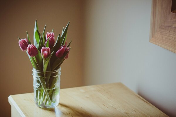 Tulpen in einer Vase auf dem Tisch