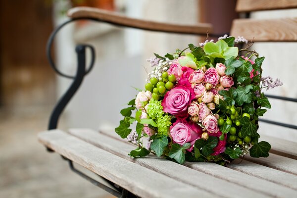 Prächtiger Blumenstrauß auf der Bank vergessen