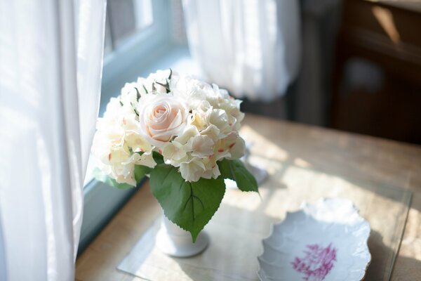 Hintergrund Vase mit Blumen steht auf dem Tisch