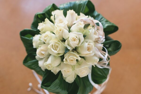 Zarte Brautstrauß mit Rosen auf beige Hintergrund