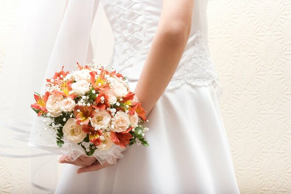 Bellissimo bouquet nelle mani della sposa